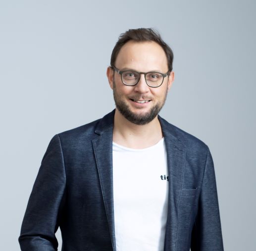 Mario Koller ist Geschäftsführer von Drehm Pharma und begeisterter New Work Anhänger. Er beschäftigt sich mit Future of Work - die Zukunft der Arbeit und setzt es in seinem Unternehmen mit seinen Mitarbeiterinnen und Mitarbeitern um.