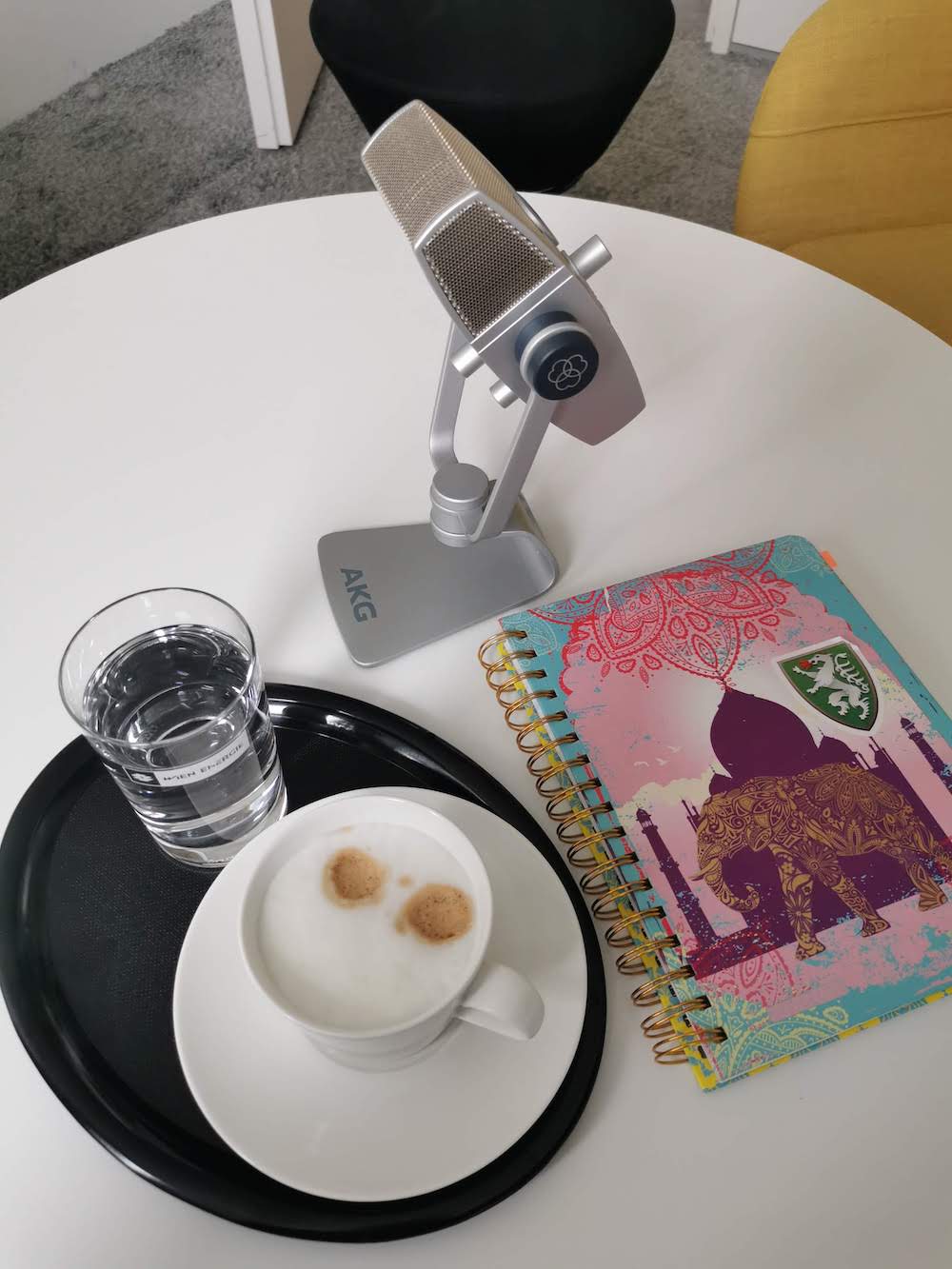 Kaffee mit Wasser und Mikrofon plus Notizbuch braucht man für das Interview