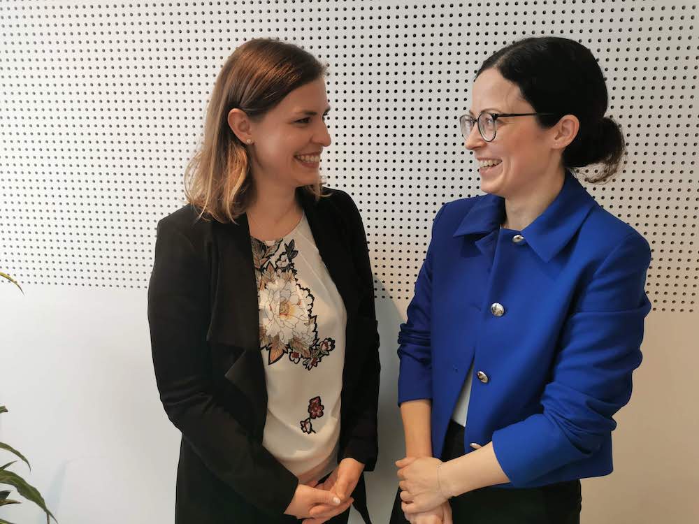 Stephanie und Kathrin lachen sich an