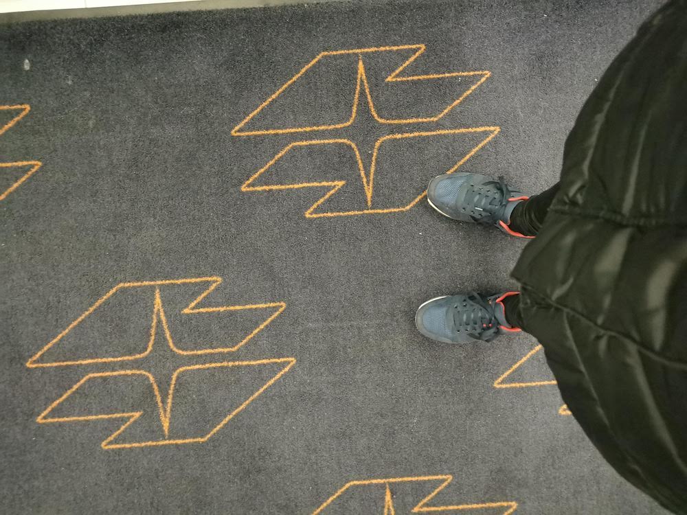 Ich stehe auf dem Logo Teppich der Wien Energie